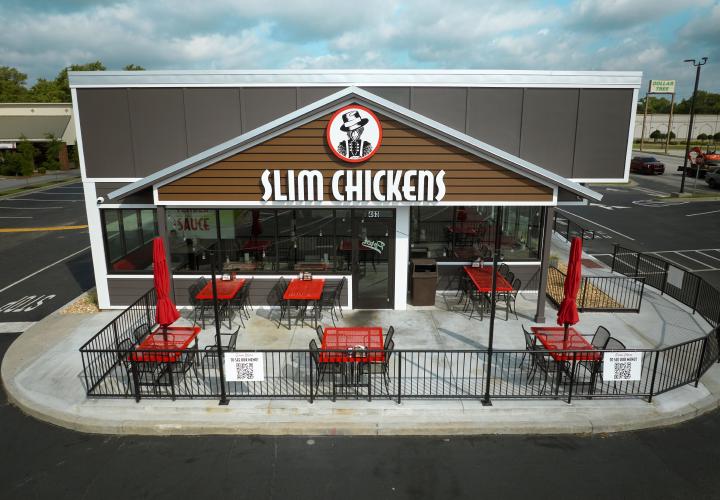 Front-angle drone image of Slim Chickens restaurant's newly-installed commericial roof.